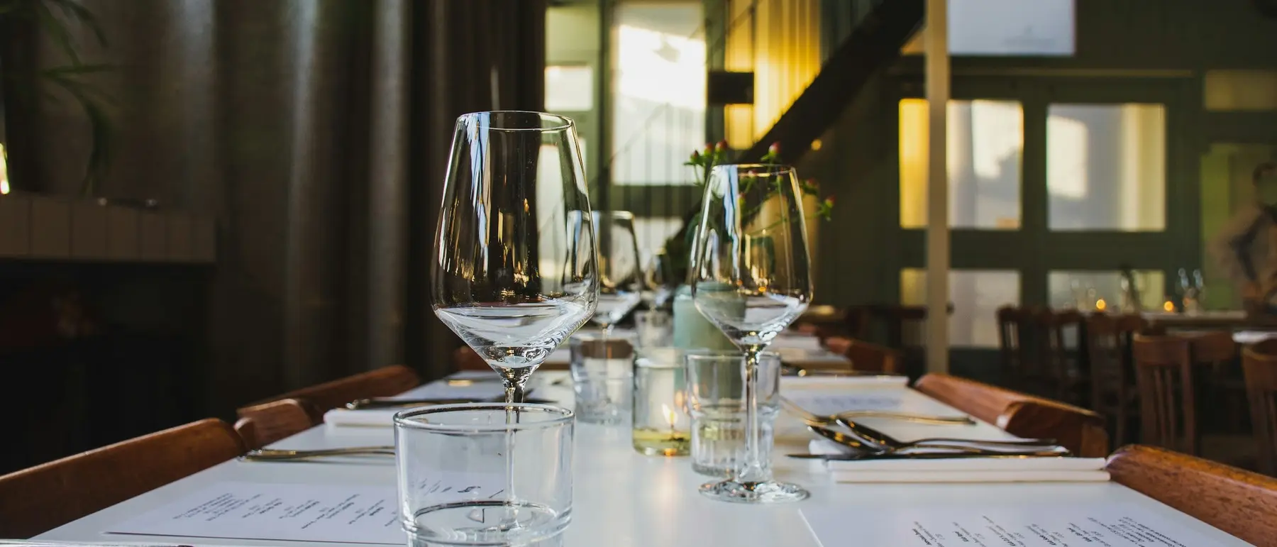 Gedekte tafel met wijnglazen en bestek in een restaurant