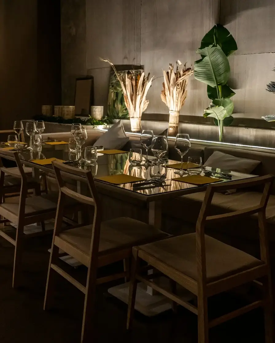 Gedekte tafels in een restaurantzaal, klaar voor de service