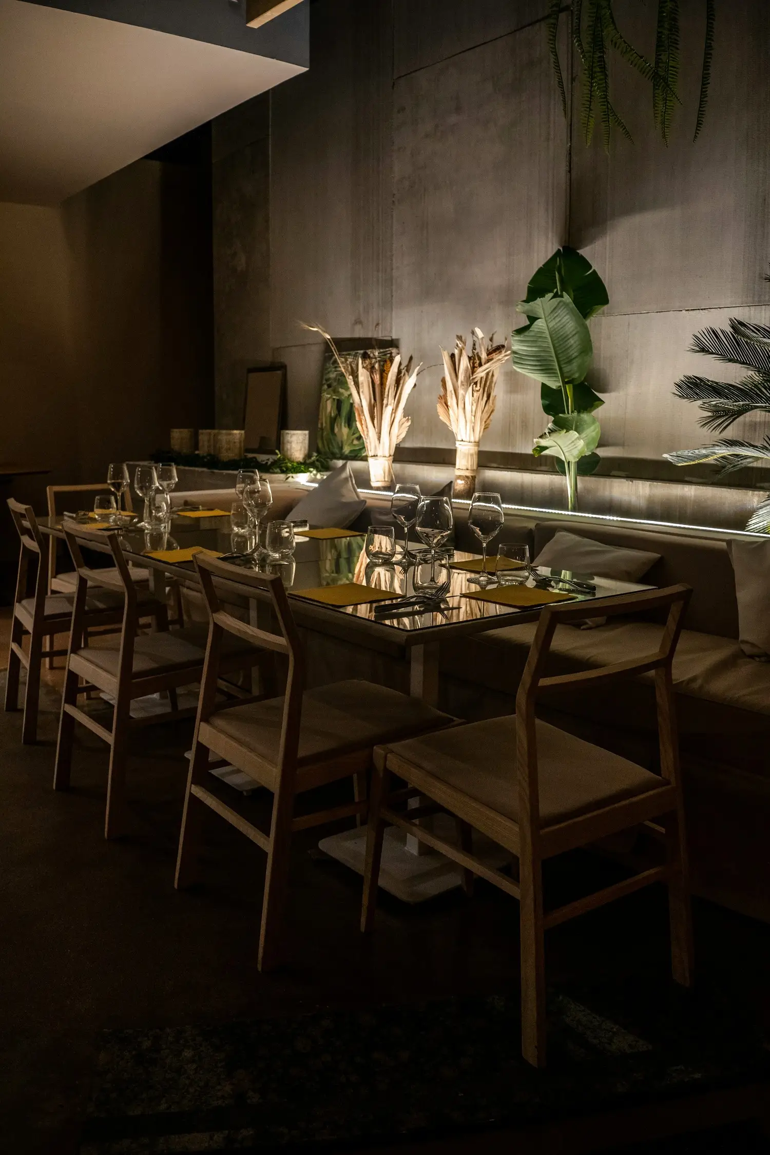 Gedekte tafels in een lege restaurantzaal, klaar voor gasten die nog moeten komen
