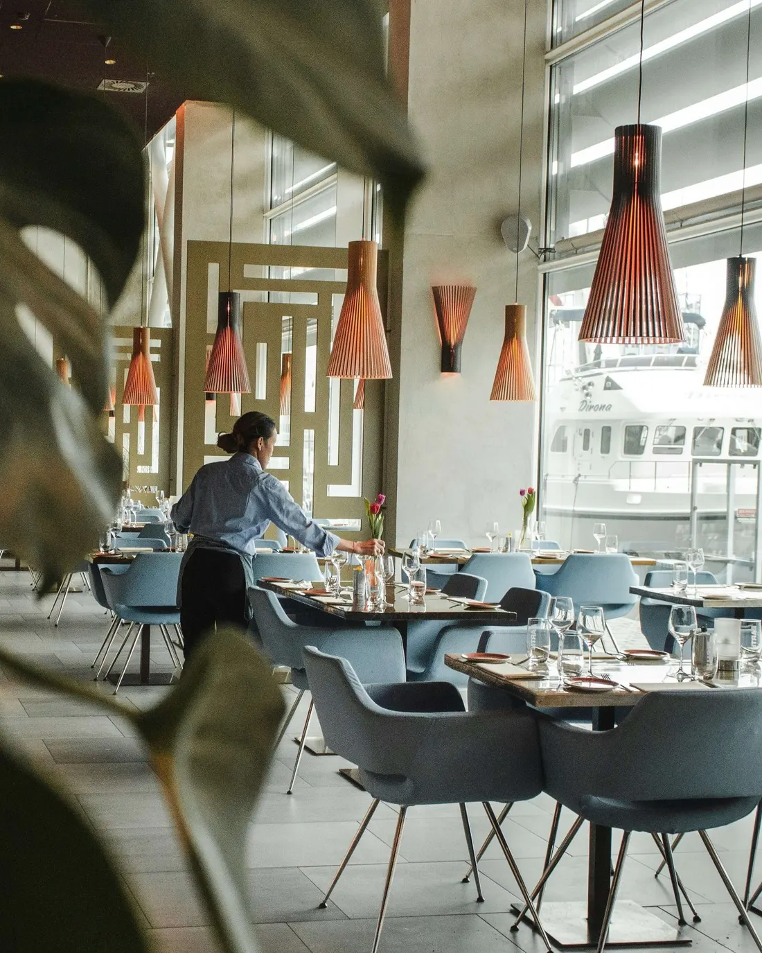 Mise en place op de bar van een restaurant, vlak voor de service