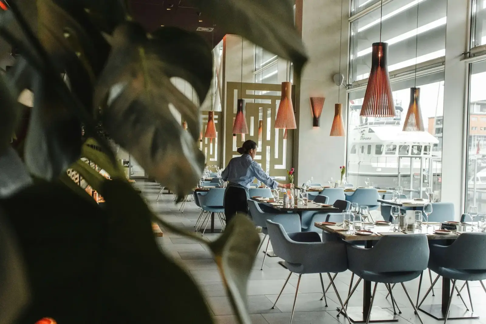 Restaurantzaal met gedekte tafels, voor openingstijd