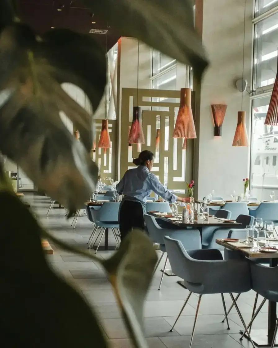 Lege restaurantzaal met gedekte tafels, voor openingstijd